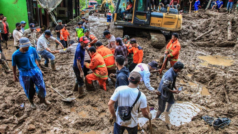 Des crues soudaines et des glissements de terrain ont frappé quatre districts de la province de Sumatra du Nord.