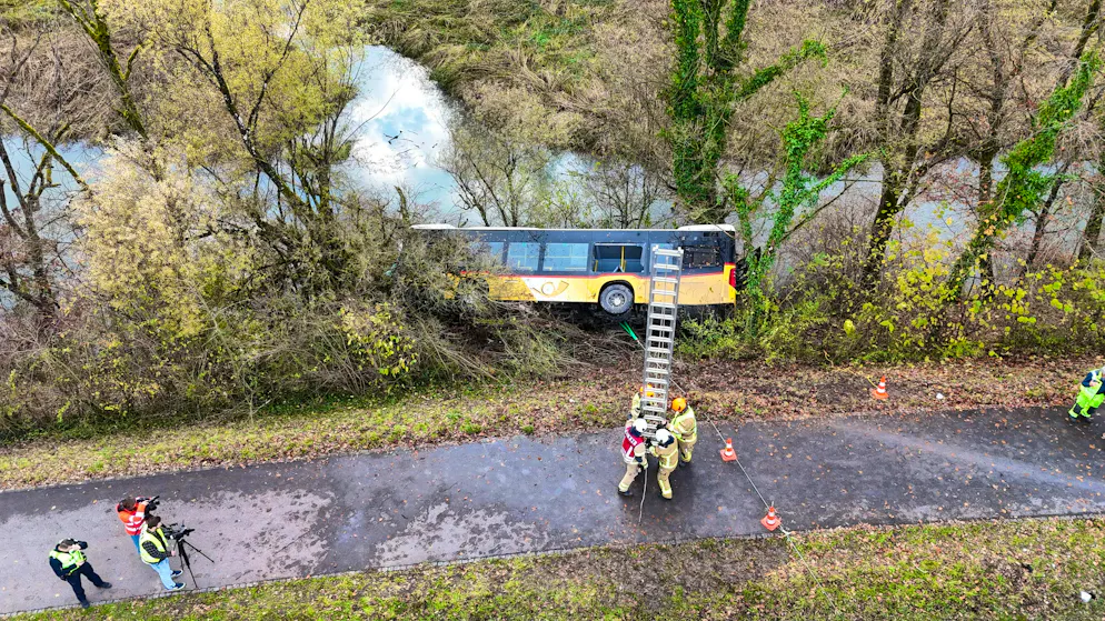 Postbus involved in accident in Koblenz AG. Major rescue operation near Koblenz AG. 