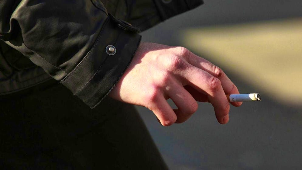 The British government is planning a radical crackdown on smoking. (archive picture)