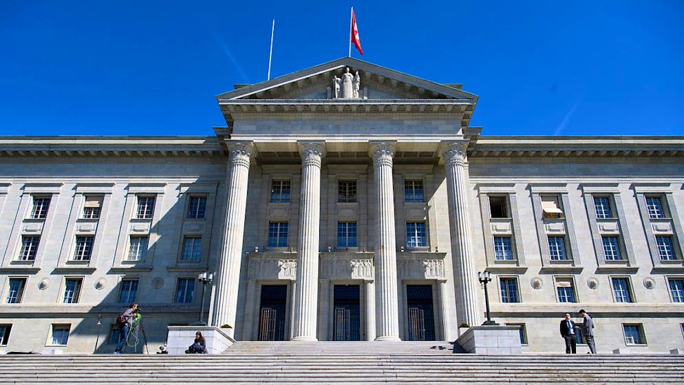 Family dispute in the canton of Schwyz. Mother sues godfather and godmother before the Federal Court