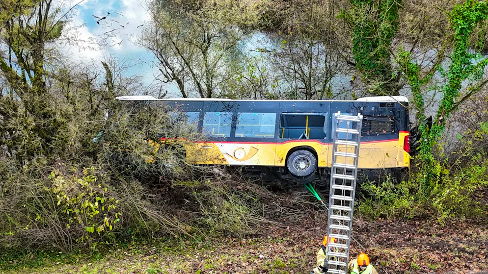 Postbus involved in accident in Koblenz AG. A Postbus lies on its side on the embankment