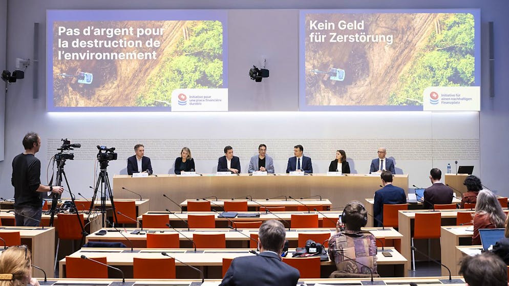 Per il comitato promotore dell'iniziativa, la piazza finanziaria svizzera favorisce il cambiamento climatico a causa dei suoi investimenti scellerati all'estero.