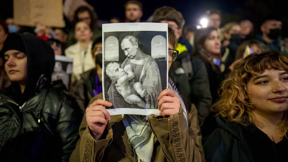 Protest gegen Calin Georgescu am 25. November in Bukarest: Georgescu liegt an der Brust von Wladimir Putin.