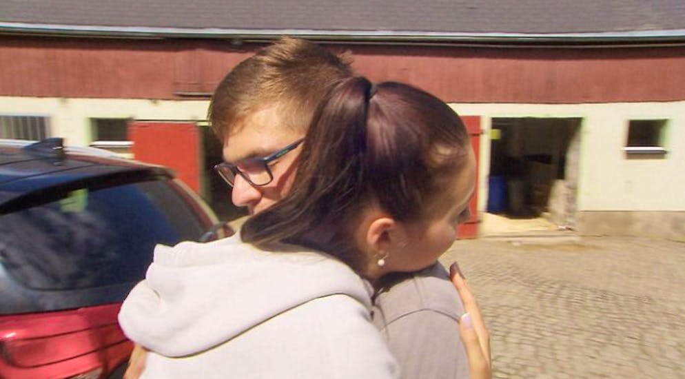 Hofdame bricht bei «Bauer sucht Frau» ab. Gibt es noch Hoffnung auf einen Liebesfunken? Sarah verspricht Paul, dass sie wiederkommen wird.