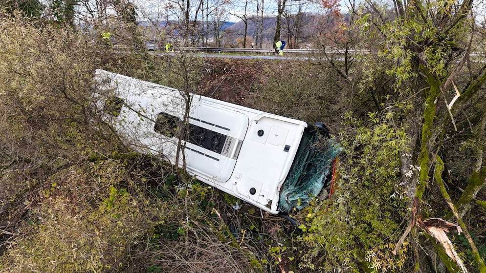 Postauto verunfallt Koblenz AG. Mehrere Personen wurden verletzt