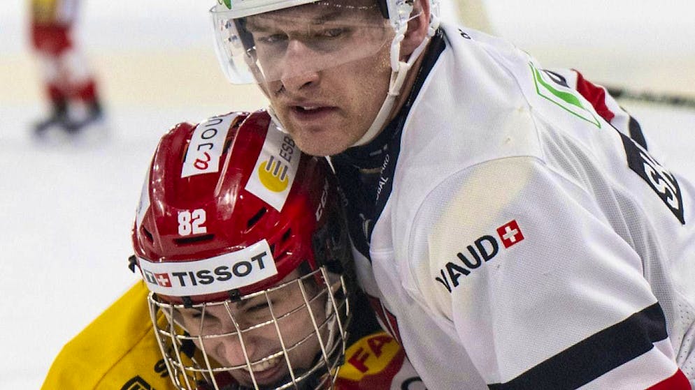 EV Zug reacts to coach's wish to leave - Gallery. The 15-year-old Jonah Neuenschwander from Biel in a duel with the Czech David Sklenicka from Lausanne. In football, Neuenschwander shouldn't even be playing with the big boys yet