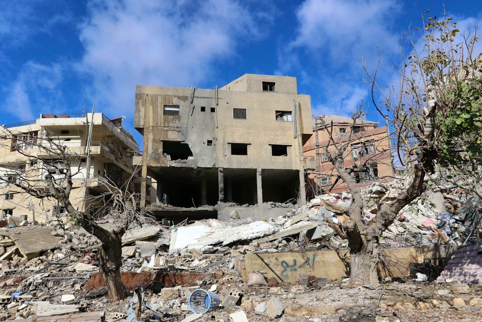 Une photo montre les destructions sur le site d'une frappe aérienne israélienne sur le village de Nabi Sheet, dans la vallée de la Bekaa, le 26 novembre 2024.