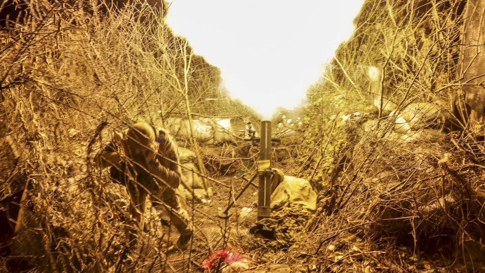 Ukrainische Soldaten feuern Granaten in Richtung russischer Stellungen in Tschassiw Jar. (21. November 2024) 