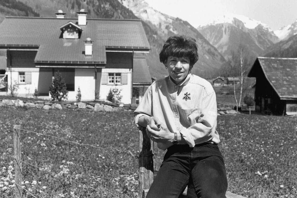 Vreni Schneider devant sa maison à Elm (GL), photo non datée. 