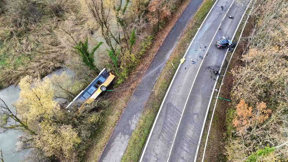 Postauto verunfallt Koblenz AG. Das Postauto musste fixiert werden. 