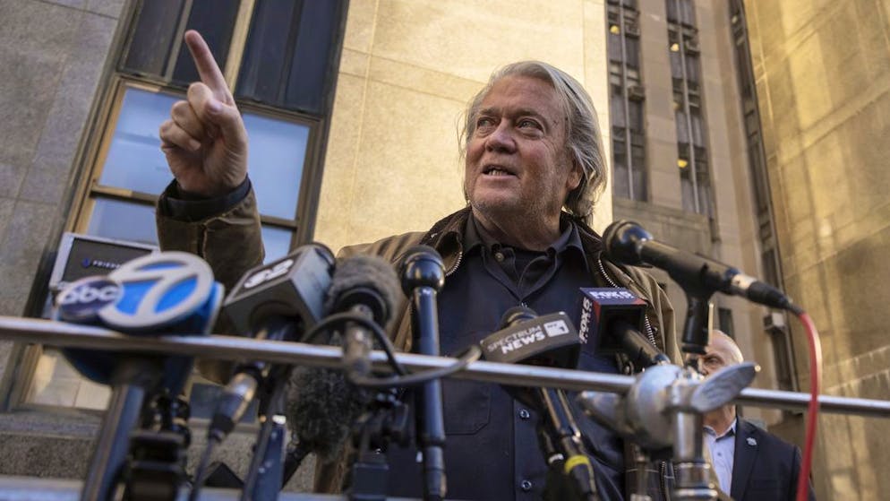 Steve Bannon spricht am 12. November in New York zur Presse.