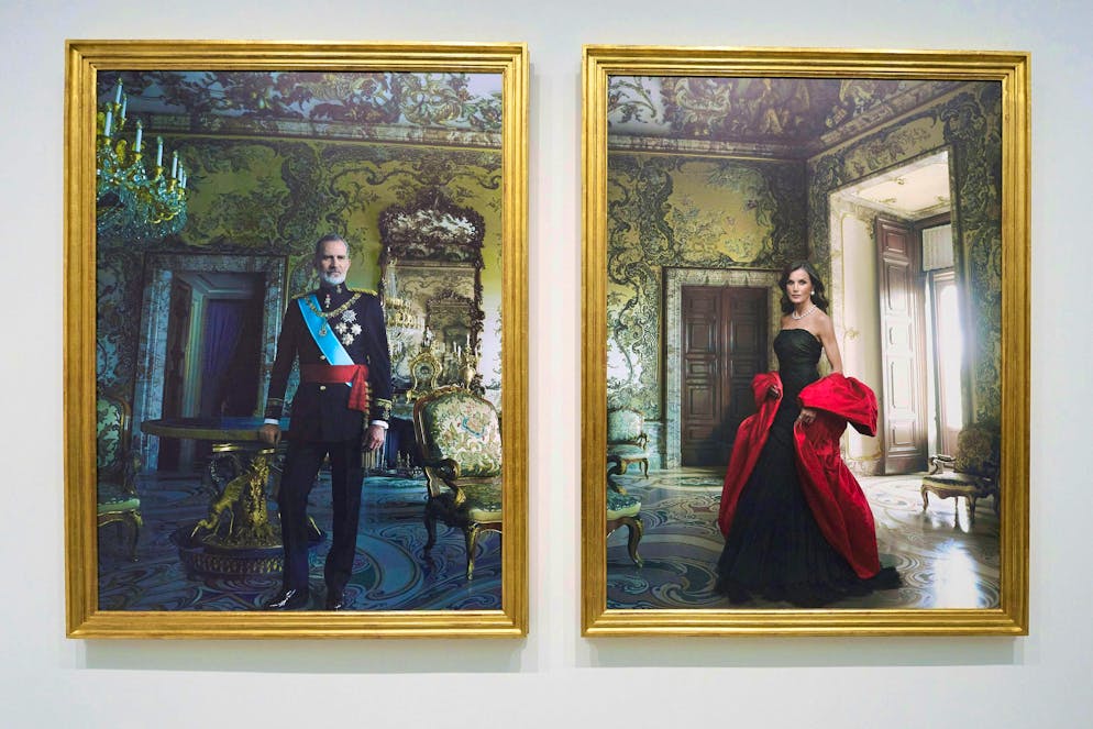 Annie Leibovitz ha fotografato Felipe e Letizia insieme al Palazzo Reale di Madrid. Tuttavia, la fotografa statunitense li ha trasformati in due ritratti separati.