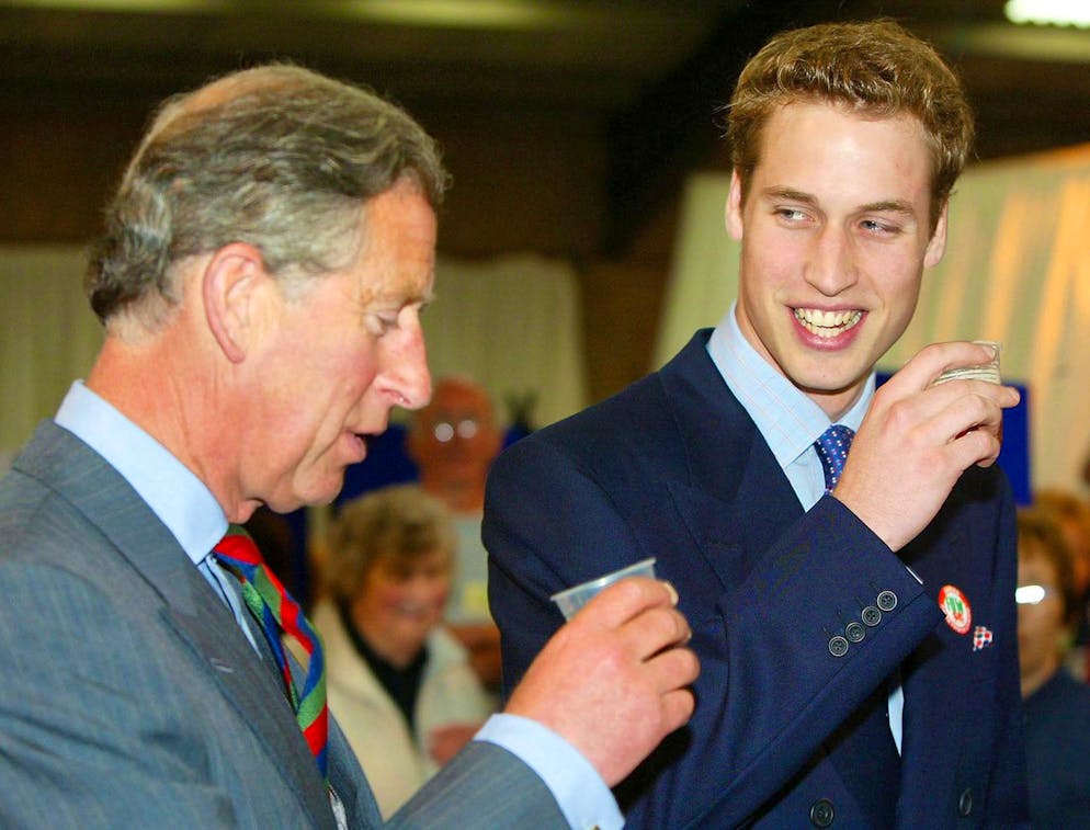 Le prince William, à droite, et son père, le prince Charles, dégustent ensemble de la bière lors d'une visite à l'exposition agricole d'Anglesey, à Anglesey, au Pays de Galles, le jeudi 19 juin 2003. 