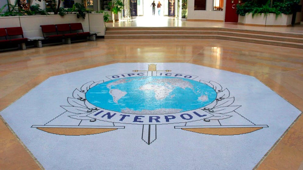 Les enquêteurs ont aussi mis au jour une nouvelle pratique d'arnaque à la cryptomonnaie. Les victimes se voyaient d'abord proposer d'acheter des "stablecoins" Tether, une cryptomonnaie en vogue, via de vraies plateformes.