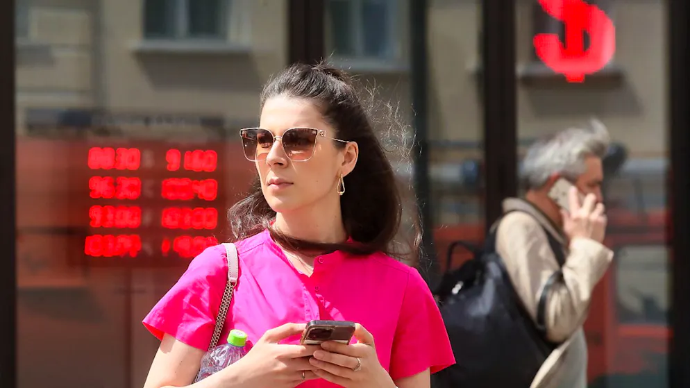 La devise russe, très volatile depuis trois ans, s'échangeait officiellement à 110 roubles contre le dollar. (archives)