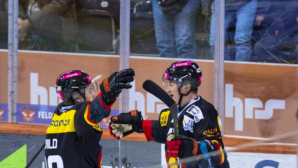 Alain Graf (right) celebrates his first National League goal with Thierry Schild (5:2 against Ajoie)