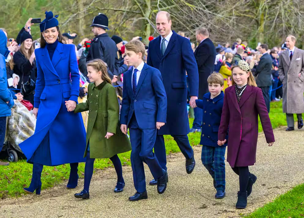 Le 25 décembre 2023, le prince et la princesse de Galles ont participé comme chaque année à la traditionnelle messe de Noël matinale. Ils étaient accompagnés de leurs enfants, le prince George, la princesse Charlotte et le prince Louis, ainsi que de Mia Tindall (à droite).
