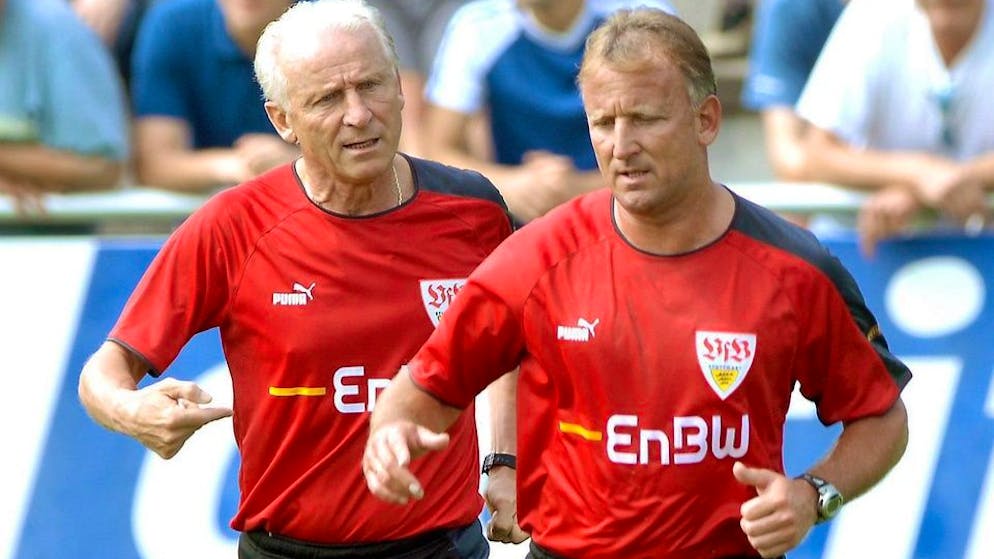 Sportivi illustri morti nel 2024. Andreas Brehme (destra) in compagnia di Giovanni Trapattoni quando insieme allenavano lo Stoccarda. Il difensore tedesco fu parte dell'Inter dei record del Trap (1988-89) e vinse la Coppa del Mondo con la Germania nel 1990. È passato a miglior vita a soli 63 anni.