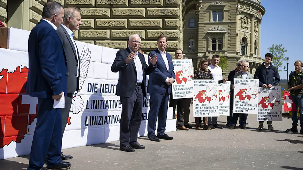 L'initiative sur la neutralité a été déposée en avril 2024, en présence notamment de l'ancien conseiller fédéral Christoph Blocher et de représentants de l'UDC (archives).