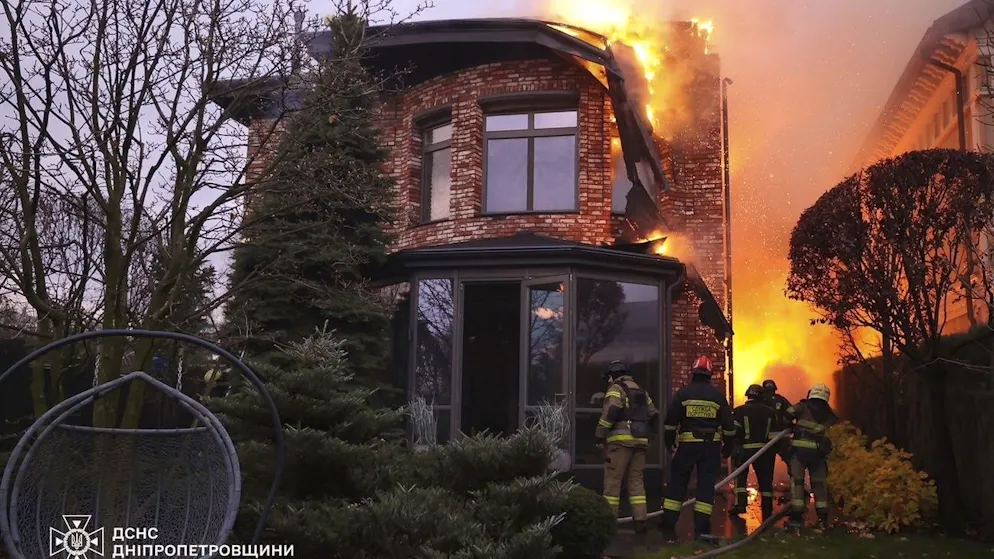 Rettungskräfte sind nach einem Raketeneinschlag in Dnipro im Einsatz. (21. November 2024) 