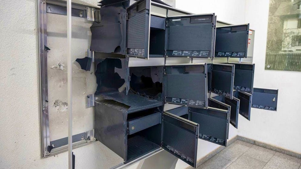 Le cassette delle lettere nell'atrio di un edificio residenziale nel quartiere Grange-Canal di Ginevra, gravemente danneggiate da un pacco bomba.