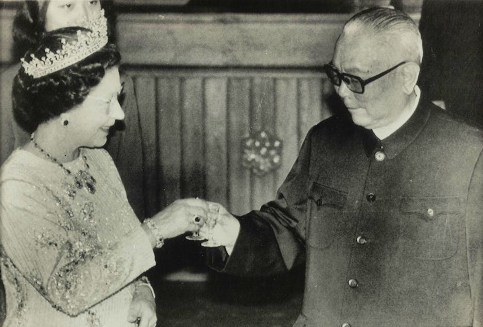 Le 13 octobre 1986, la reine Elizabeth rencontre le président chinois Li Xiannian lors de sa visite officielle en Chine à Pékin et ils trinquent ensemble.