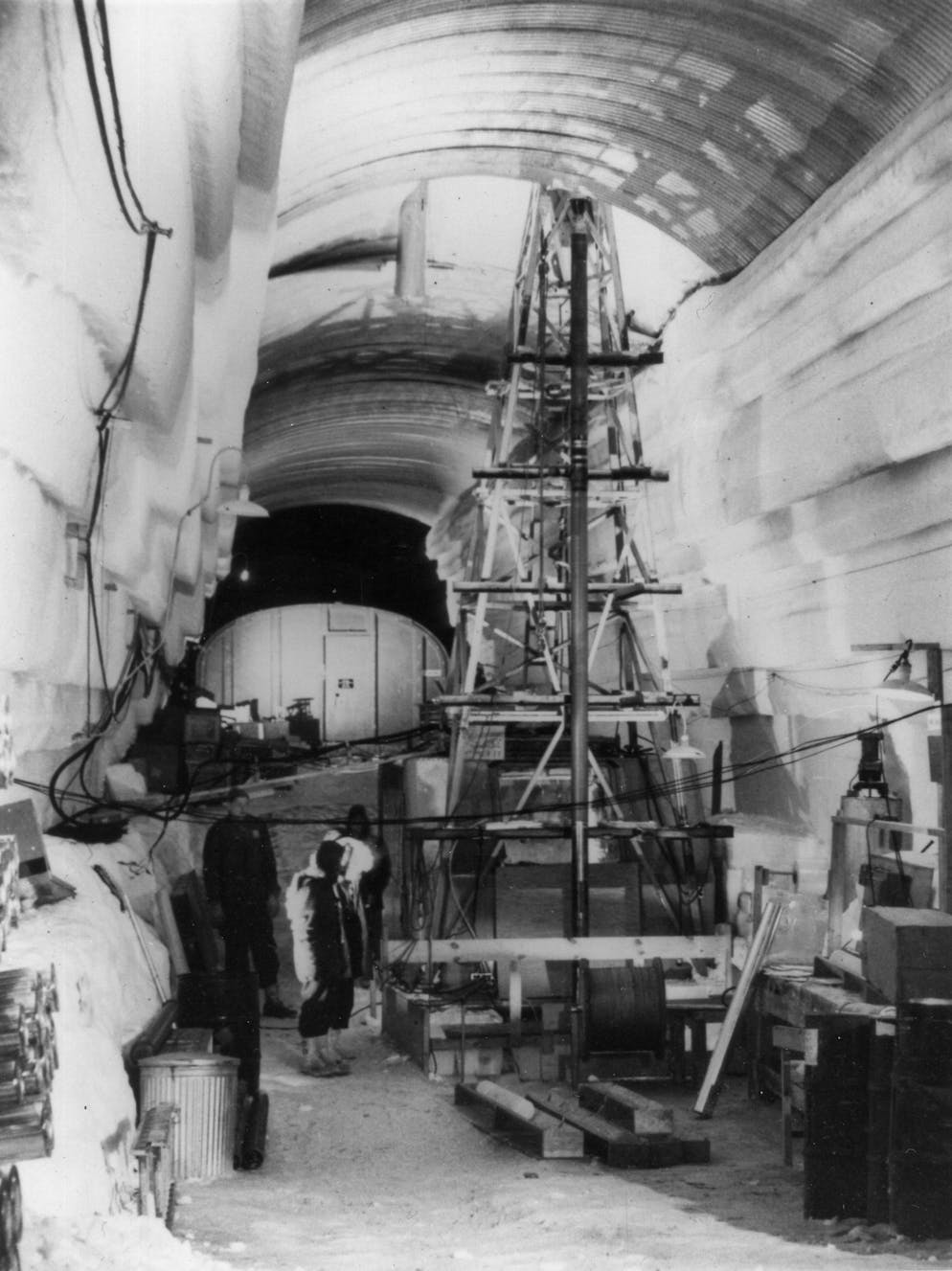 Construit en 1959, le Camp Century s'étendait sur des kilomètres de tunnels creusés dans la glace. 