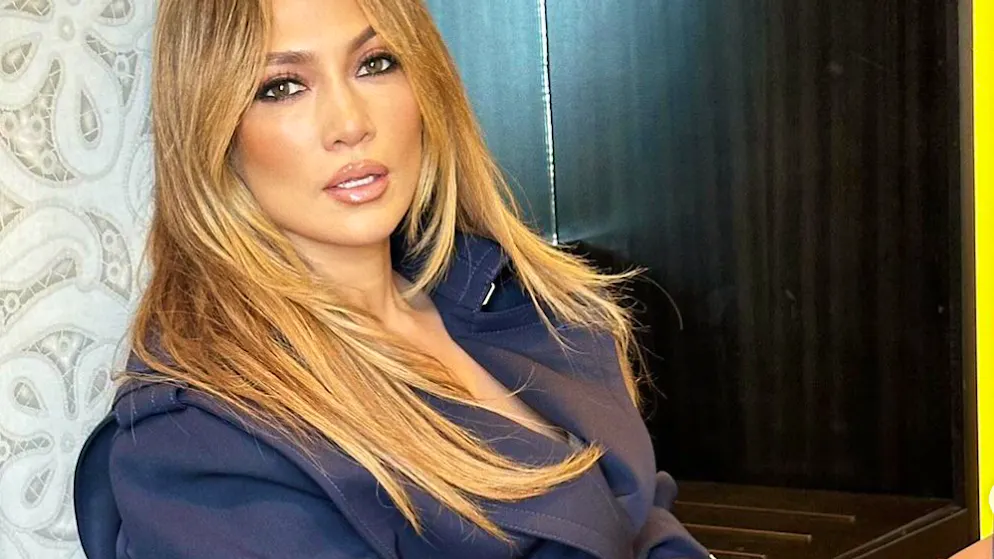 Plus rajeunie que jamais. Jennifer Lopez éblouit en minijupe plissée et cuissardes