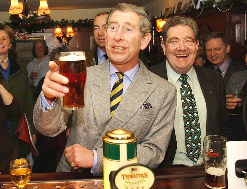 Photo datée du 17 décembre 2001 du Prince Charles dégustant une pinte de bière lors d'une visite au Craven Heifer Hotel à Stainforth près de Settle.