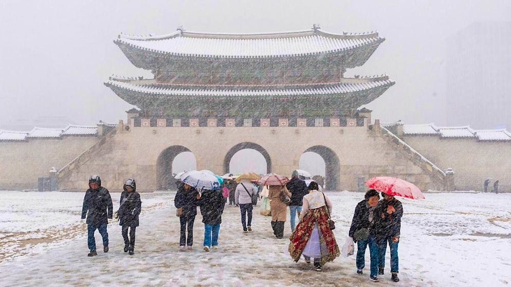 Tourists walk during snowfall at Gyeongbokgung Palace. Photo: Kim Jae-Hwan/SOPA Images via ZUMA Press Wire/dpa