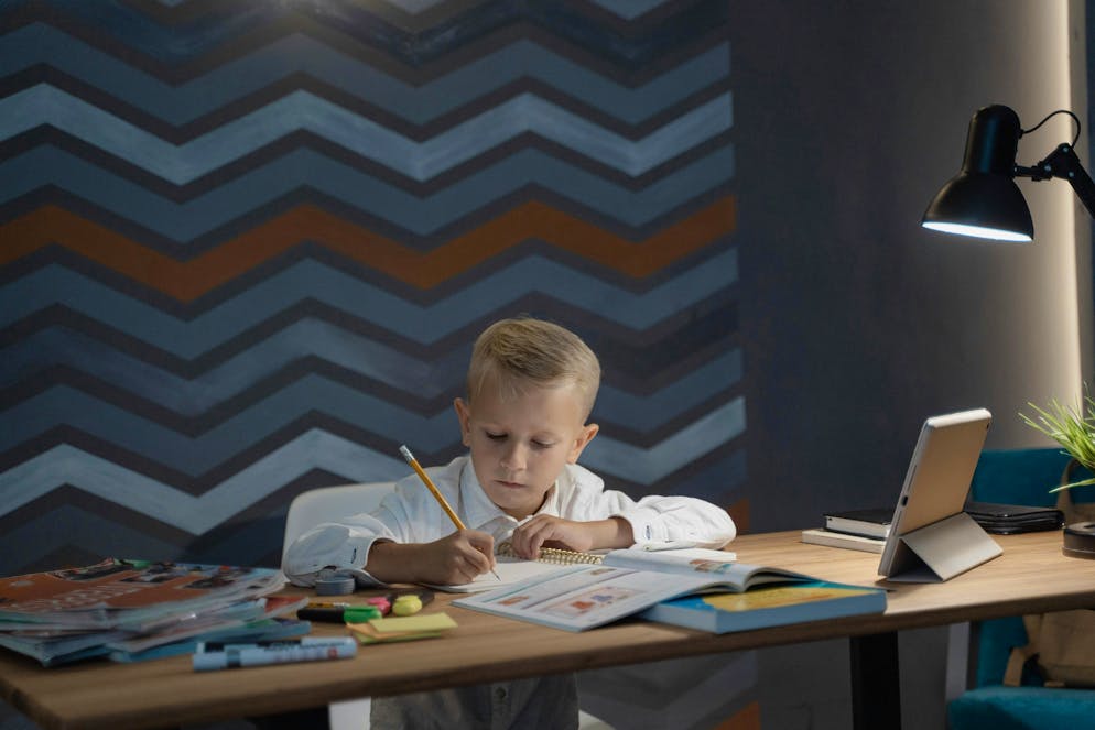 Aujourd’hui, les écoliers savent déjà que l’intelligence artificielle les aide à faire leurs devoirs; ils sont cependant moins conscients que l’IA se trompe parfois.