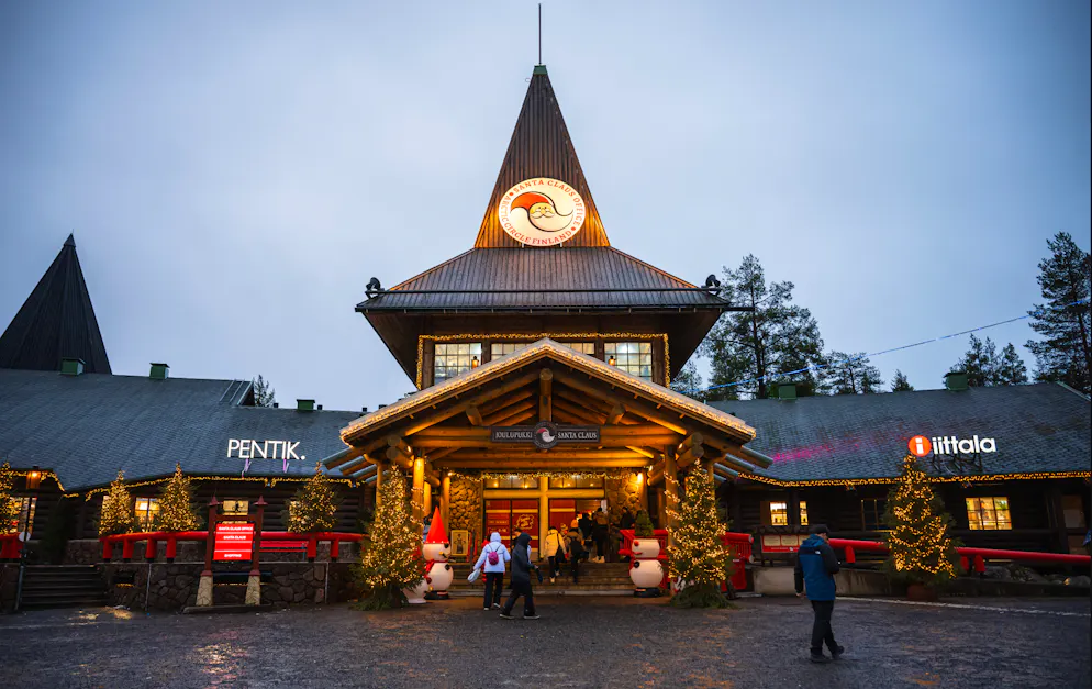 Malgré un ciel maussade, le bureau de poste du Père Noël est en pleine effervescence, les lutins à la tête rouge s'affairant à tamponner les cartes et à trier les piles de lettres.