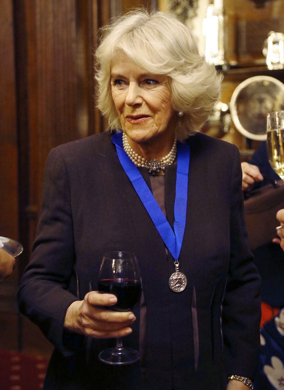 Camilla tient un verre de vin après avoir été nommée membre de la Worshipful Company of Vintners, à Londres, le mercredi 25 janvier 2017.