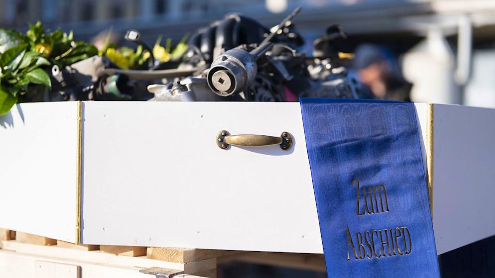 Zurigo: un'opera d'arte «eliminata per errore» dalla polizia - Gallery. La bara con il motore a scoppio al funerale celebrato dagli attivisti di «act now!» a Zurigo. (foto d'archivio)