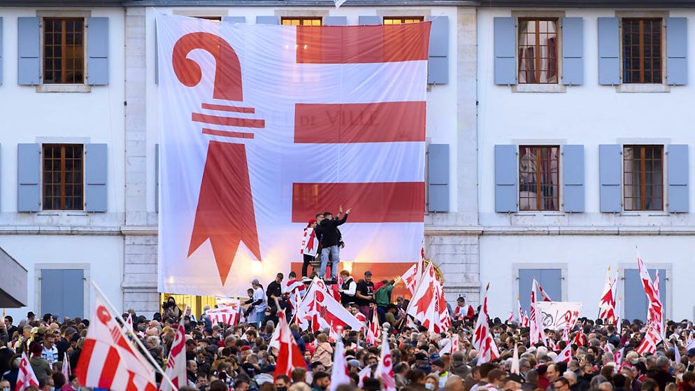 Celebrazioni a Moutier davanti al municipio dopo il voto del 28 marzo 2021