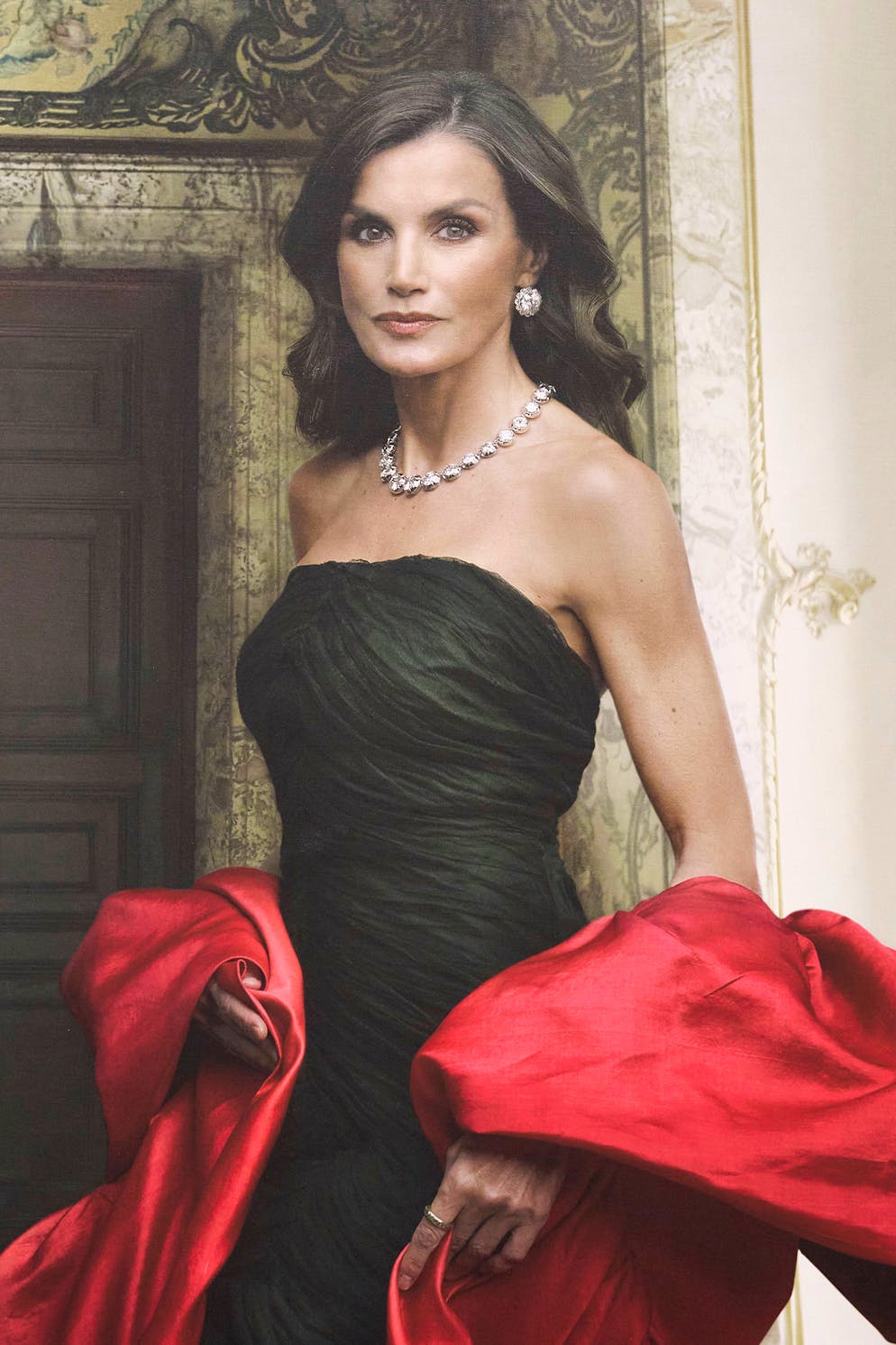 Königin Letizia trägt auf den neuen Porträtbildern ein schwarzes, schulterfreies Kleid von Balenciaga, dazu einen roten Seidenschal und Diamantschmuck.