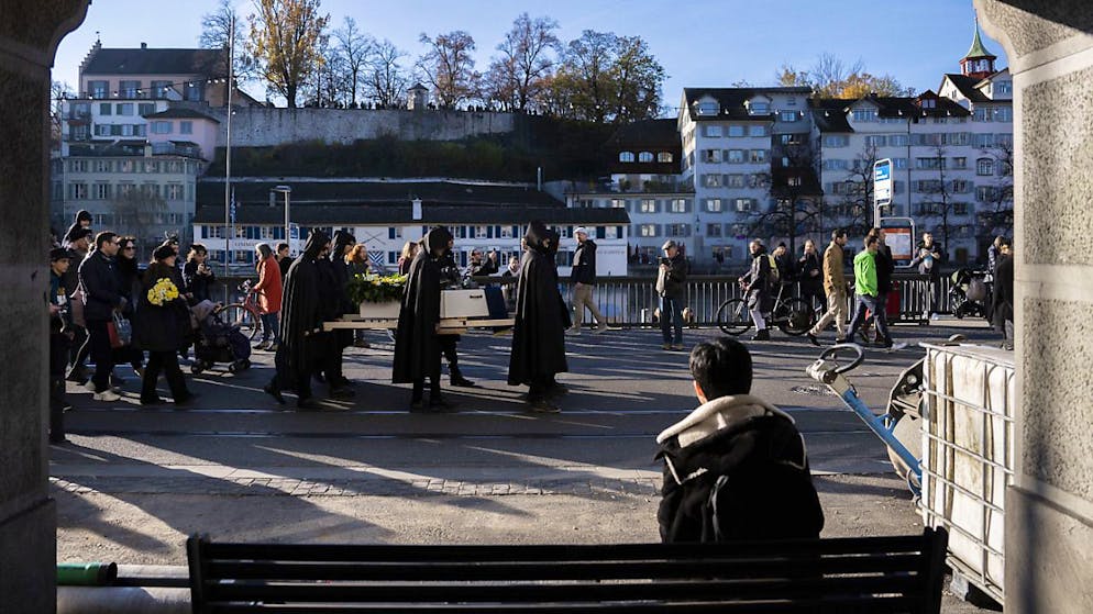 Zurigo: un'opera d'arte «eliminata per errore» dalla polizia - Gallery. Gli attivisti di «act now!» celebrano il funerale del motore a scoppio per le strade di Zurigo. (foto del 16 novembre 2024)
