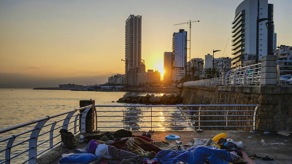 Famiglie che dormono sul lungomare di Beirut per sfuggire ai bombardamenti