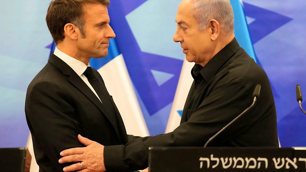 Il premier israeliano Benjamin Netanyahu (a destra) assieme al presidente francese Emmanuel Macron