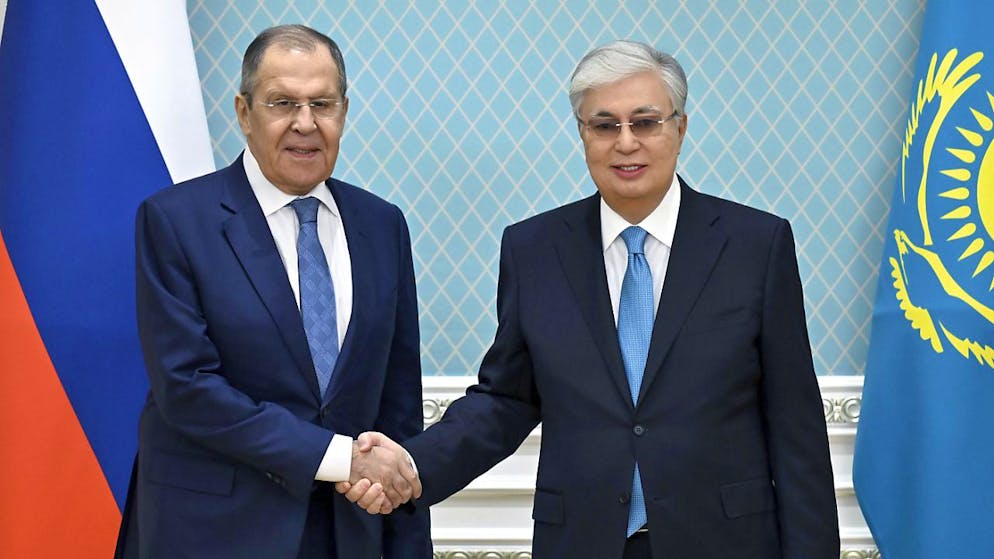 le ministre des affaires étrangères Sergey Lavrov a précédé la visite de son président en rencontrant il y a trois semaines à Astana le président kazakh Kassym-Jomart Tokaïev, à droite sur la photo.