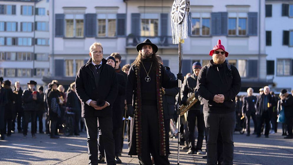 Zurigo: un'opera d'arte «eliminata per errore» dalla polizia - Gallery. Il corteo funebre per il motore a scoppio nelle strade di Zurigo: un'azione degli attivisti di «act now!».