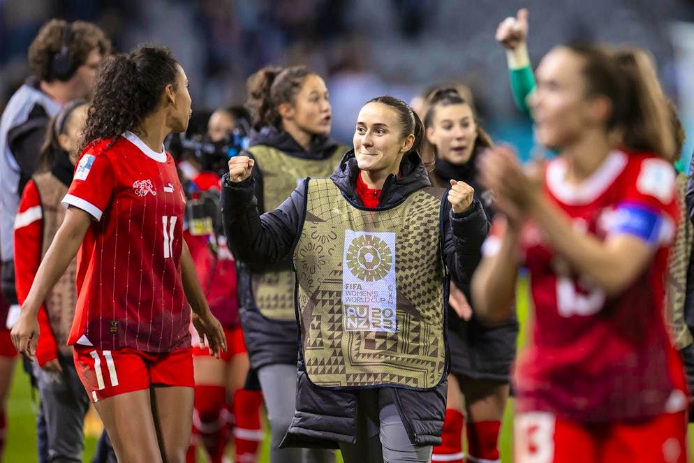 Lara Marti (center) is delighted to have reached the round of 16 at the 2023 World Cup. She hasn't played a single second at this point.