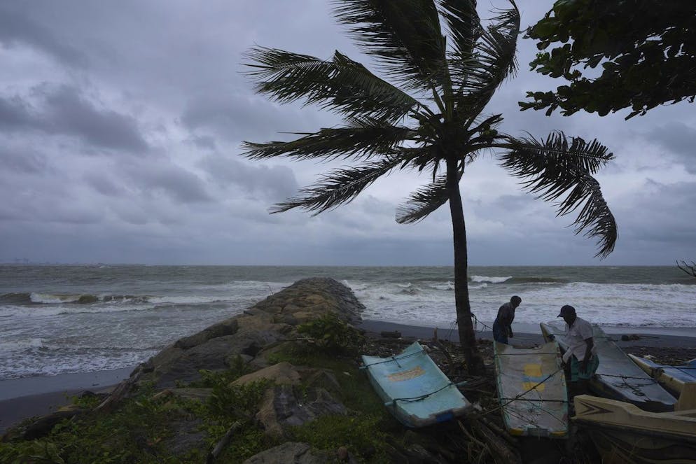Des nuages sombres s'élèvent alors que des pêcheurs sécurisent leur matériel de pêche à Colombo, au Sri Lanka, mercredi 27 novembre 2024. (AP Photo/Eranga Jayawardena)