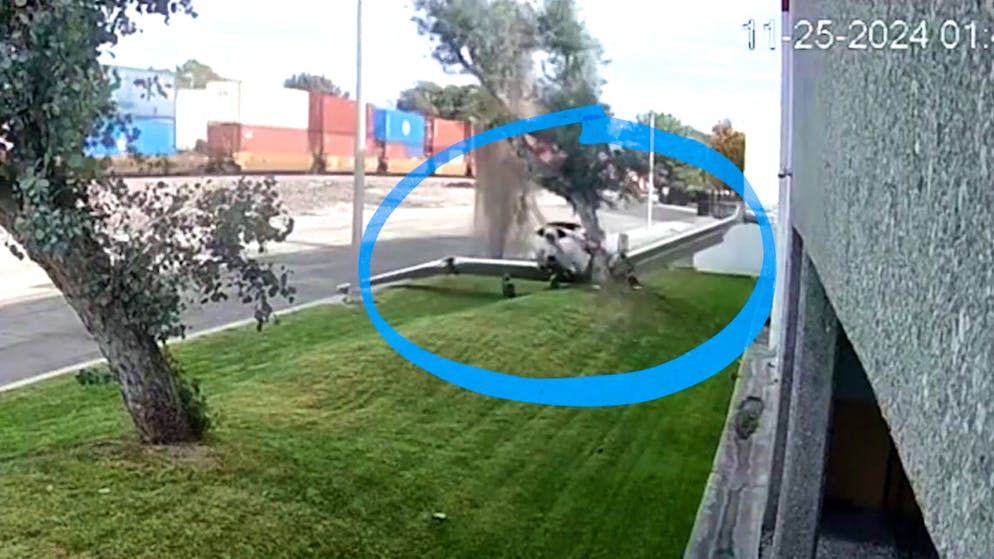 Unsanfte Landung. Kleinflugzeug stürzt ab und löst Wasserfontäne aus