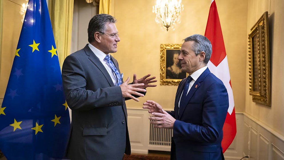 Il vicepresidente della Commissione europea Maros Sefcovic e il ministro degli esteri svizzero Ignazio Cassis una foto scattata ieri sera alla residenza del Lohn