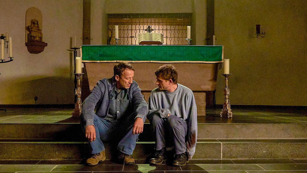 «Tatort» im Check: War der Missbrauch in der katholischen Kirche wirklich systematisch?. Der nicht gläubige Falke (Wotan Wilke Möhring, links) und sein im Kloster gewonnener Freund Daniel (Florian Lukas) tauschen sich über die Dinge des Lebens aus.