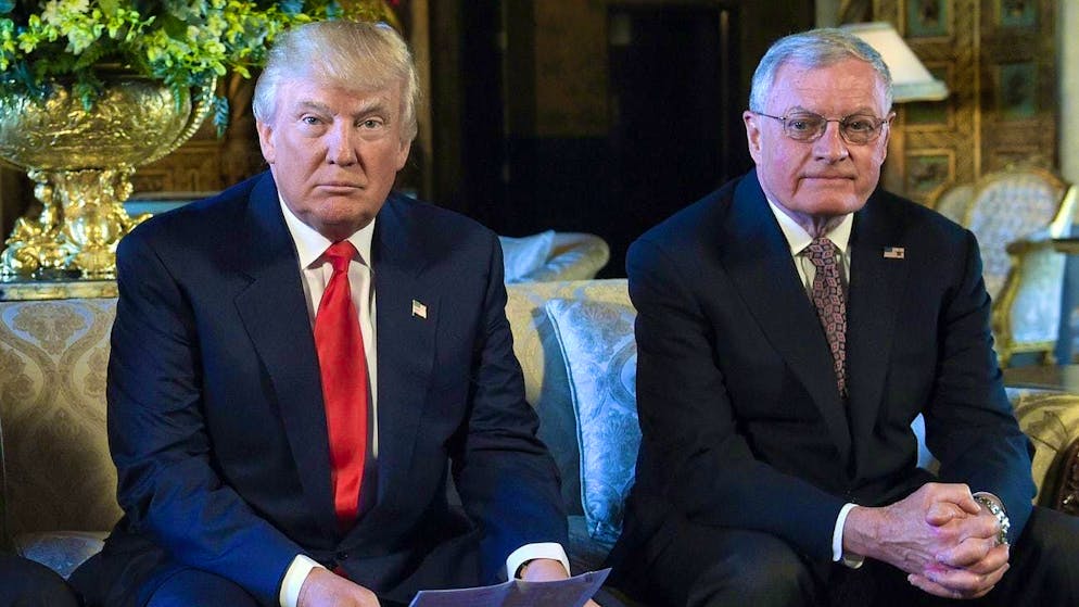 Then-US President Donald Trump (l.) with former General Keith Kellogg on February 20, 2017.