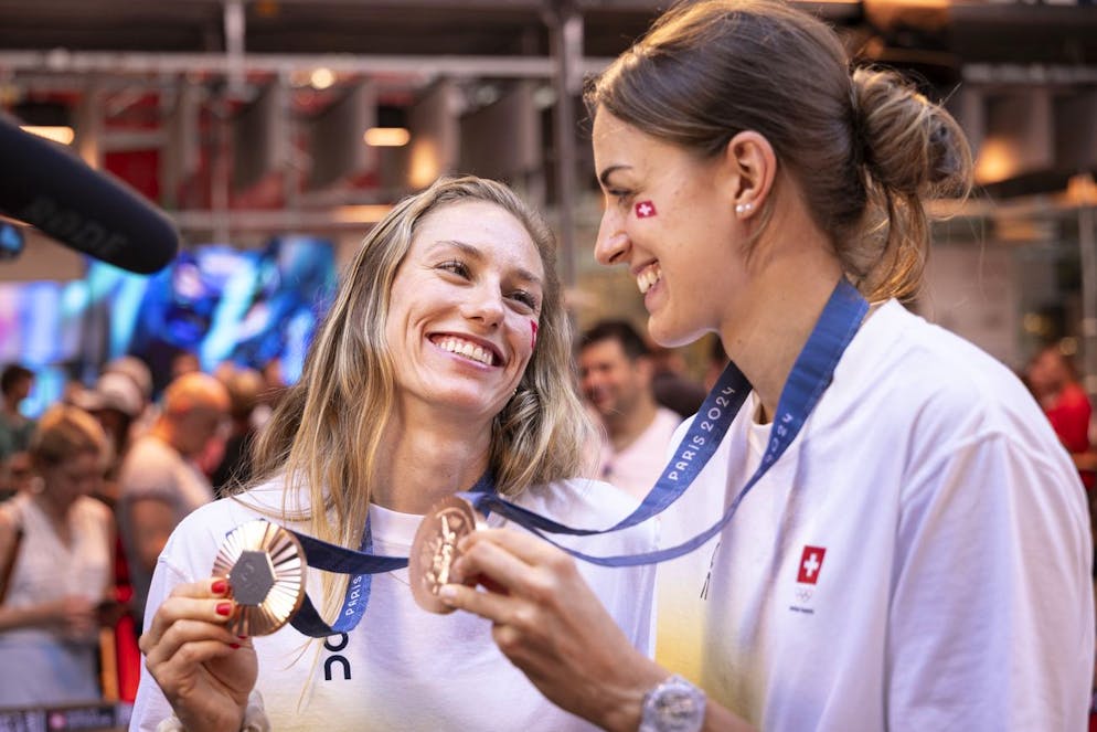 I momenti più emozionanti dello sport svizzero nel 2024. Bronzo olimpico del beach-volley, che gioia eterna. Nina Brunner e Tanja Hüberli hanno dato molto filo da torcere alle loro avversarie sotto la Torre Eiffel, perdendo solo in semifinale contro le canadesi Melissa e Brandie.