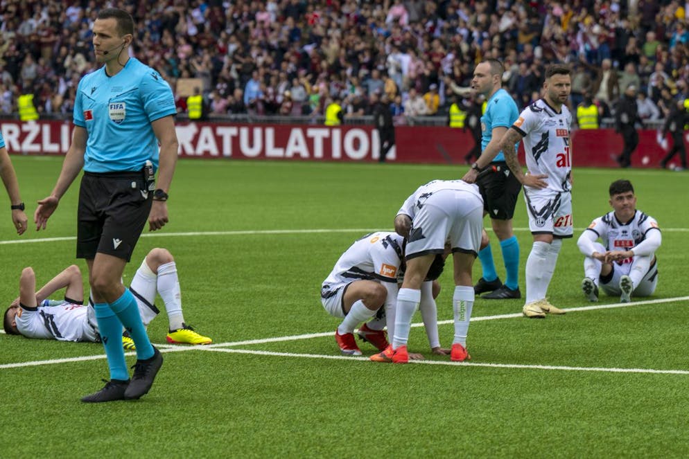 I momenti più emozionanti dello sport svizzero nel 2024. Che amarezza per il Lugano di Mattia Croci-Torti: alla terza finale consecutiva di Coppa Svizzera i bianconeri cedono il passo al Servette. I romandi vincono il braccio di ferro dopo 17 calci di rigore, davanti a più di diecimila tifosi bianconeri.