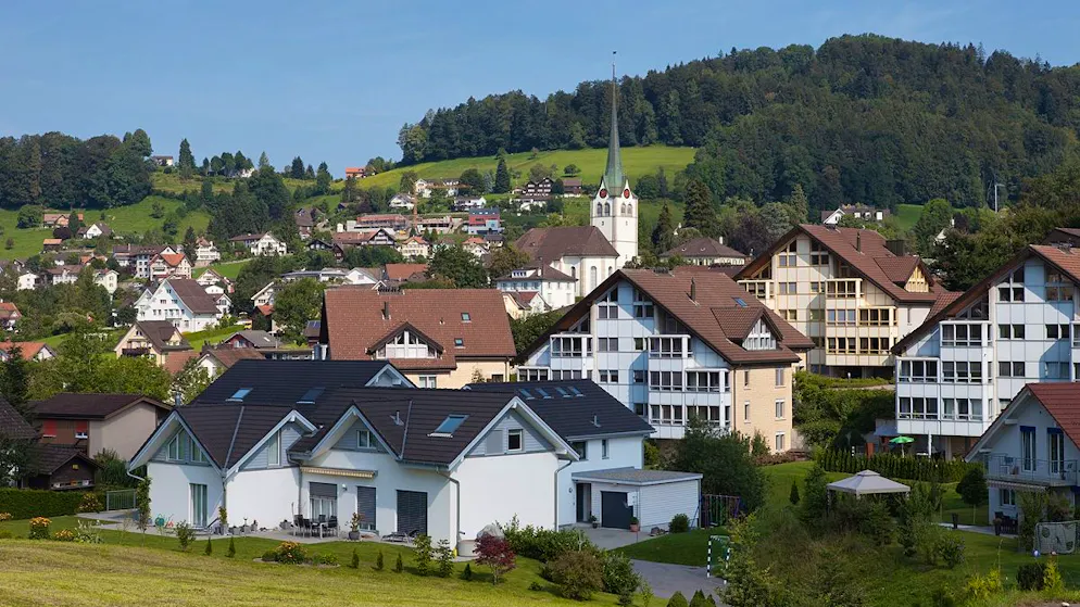 Neighborhood dispute on the villa hill. Swiss abroad has oil drums concreted into the road in Teufen AR